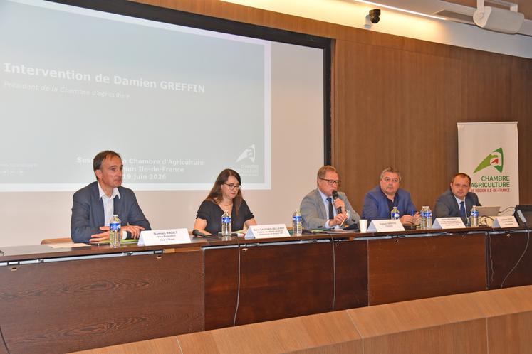 Paris, vendredi 19 juin. Tribune officielle avec de g. à d. : Damien Radet, Marie Gautier-Melleray, Damien Greffin, Jérôme Régnault et Guillaume Lefort.