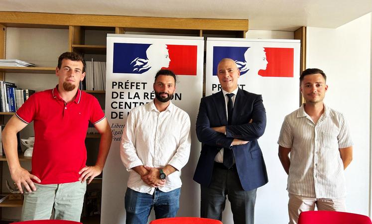 Jeudi 18 juin, à Orléans. De g. à d. : Vivien Lefaucheux, vice-président JA 45, Dorian Sagot, président JA 45, Hugues Moutouh, préfet du Loiret, Baptiste Champdavoine, trésorier JA 45.