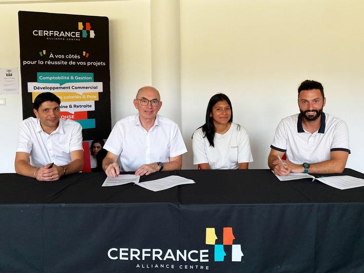 Mercredi 24 juin, à Pithiviers. De g. à d. : Sébastien Pechot (manager d’équipe comptable Cerfrance), Jean-François Le Pironnec (directeur doctrine, méthodes, conseil et références Cerfrance), Stéphanie Voiturin (secrétaire générale JA 45), Dorian Sagot (président JA 45). 