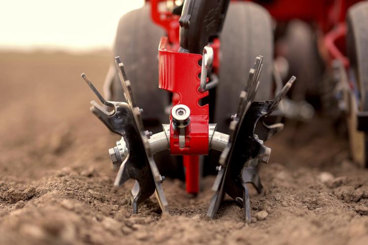 Chez Väderstad, les roues ProDrain s’ajoutent aux roues de fermeture afin de briser la surface de la terre.