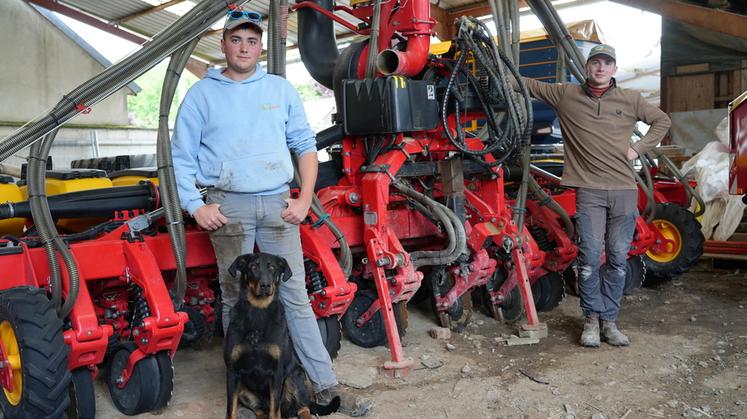 Pierre (à g.) et Clément Lebeau : « Le Tempo V est capable de semer et de fertiliser en même temps avec une grande précision ».