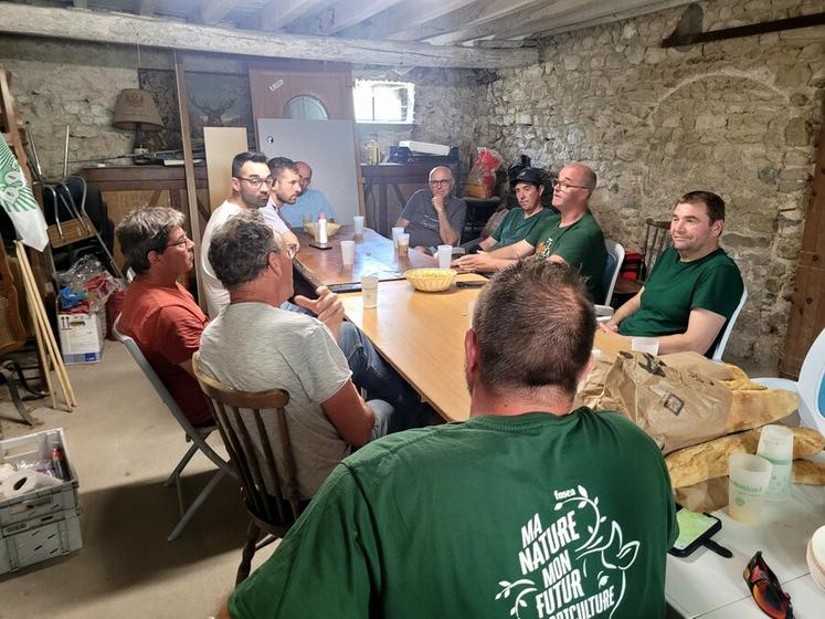 Mercredi 28 mai, à Vennecy. Les agriculteurs de la communauté de communes de la Forêt se sont réunis pour partager leurs problématiques et un moment de convivialité.