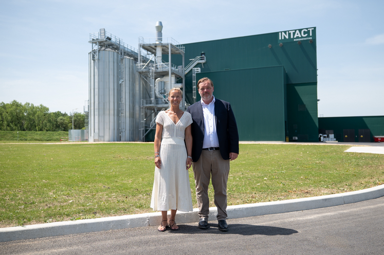 Vendredi 29 mai, à Baule. Fanny de Castelnau et Alexis Duval, cofondateurs d’Intact, portent à Baule le passage à l’échelle industrielle d’un modèle fondé sur la valorisation des légumineuses françaises. Le site, inauguré les 29 et 30 mai, doit ouvrir de nouveaux débouchés aux cultures protéiques locales.