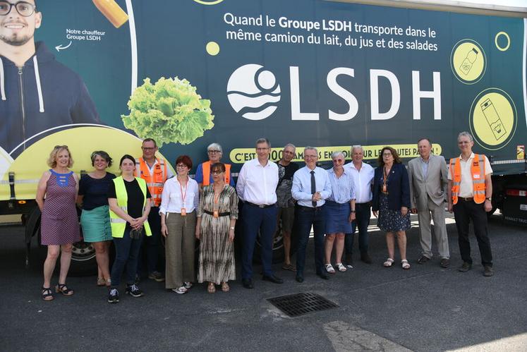 Jeudi 28 mai, à Ingré. La Région Centre-Val de Loire, LSDH, les producteurs et les acteurs de la solidarité ont présenté l’opération Solidarité Lait à la Banque alimentaire du Loiret.