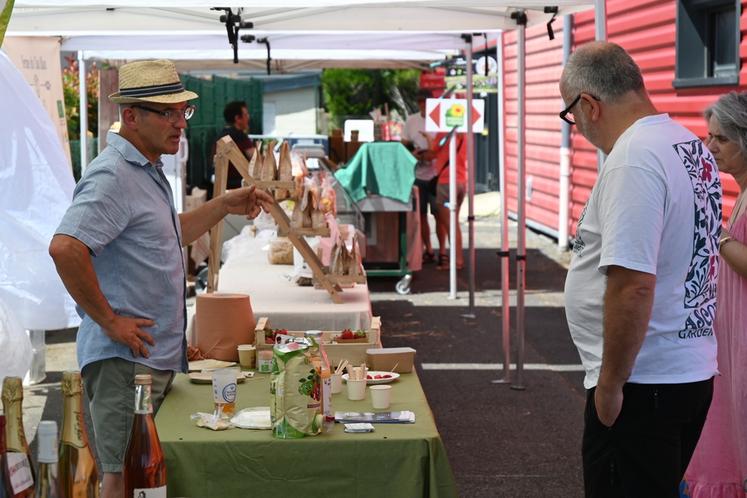 Samedi 30 mai, à Blois. Les producteurs associés du magasin O'pré des paysans ont répondu présent pour échanger avec les consommateurs. 