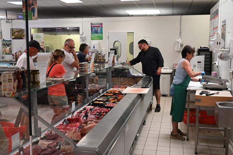 Romain Godet, boucher, et Catherine Lablée, chargée des fruits et légumes au sein du magasin, ont dû faire face à une affluence record lors de cette journée spéciale. 