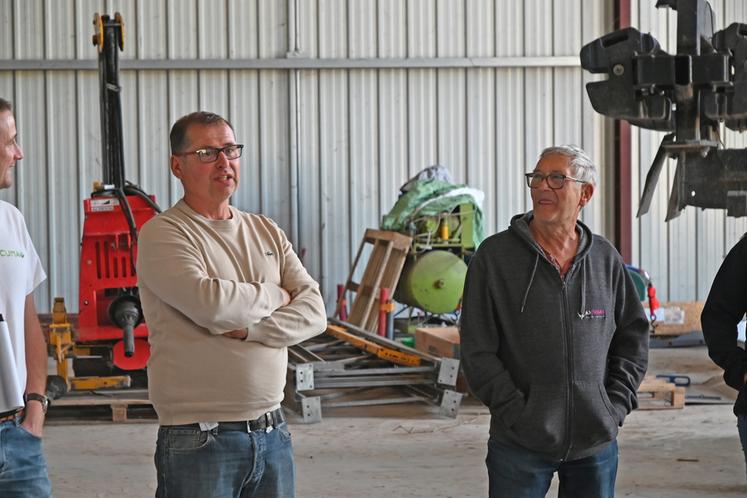 Frédéric Morand, actuel président de la Cuma des Vignerons réunis, et Guy Genty, ancien président de 2012 à 2022, ont rappelé l'historique de la coopérative et détaillé son fonctionnement.