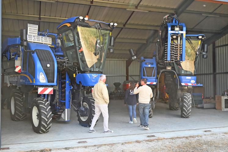 Saint-Claude-de-Diray, mardi 28 avril. Après l'assemblée générale de la FRCuma Centre-Val de Loire, les participants ont visité la Cuma des Vignerons réunis, qui possède un bâtiment de stockage dans la commune.