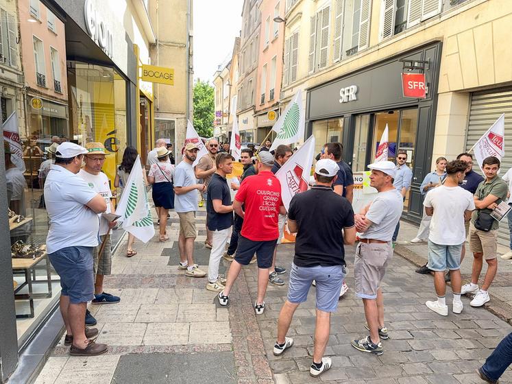 Samedi 30 mai, à Chartres. Les manifestants de la FNSEA et de Jeunes agriculteurs ont attendu Sandrine Rousseau mais elle ne viendra pas échanger avec eux.