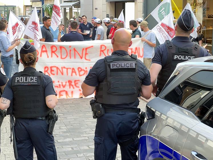 Les forces de l'ordre ont empêché l'accès des manifestants à la librairie.