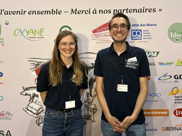 Lore-Elène Jan, nouvelle déléguée régionale JA CVL, à côté de son prédécesseur, Rémi Silly.
