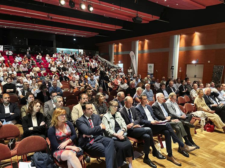 Nemours, mardi 2 juin. Près de 330 agriculteurs et invités ont pu échanger avec le président de la FNSEA, Arnaud Rousseau, et le sénateur Laurent Duplomb.