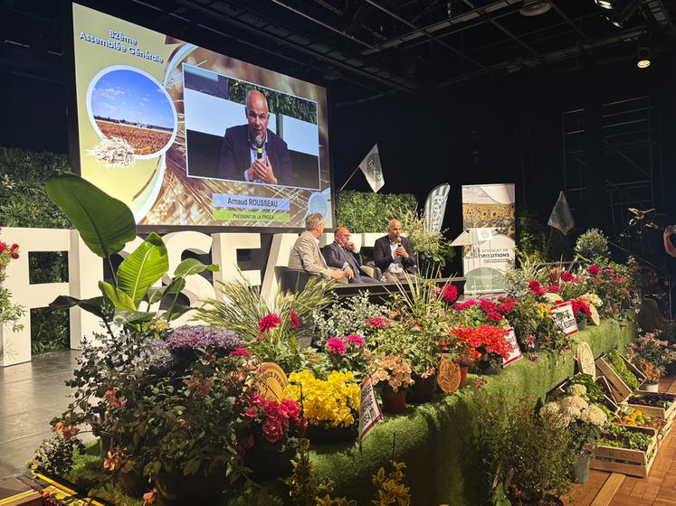 La table ronde animée par le secrétaire général de la FDSEA 77, Pascal Verrièle, a été axée sur la loi d'urgence agricole, au cœur de l'actualité, le vote en première lecture se déroulant au même moment à l'Assemblée nationale. 