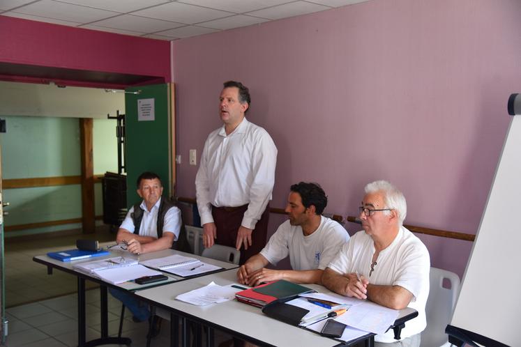Benoit Gommet (debout) est le nouveau président de l'Association des populiculteurs d'Île-de-France. 