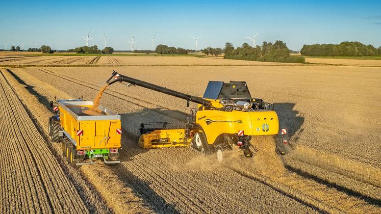 La moissonneuse-batteuse conventionnelle à six secoueurs New Holland CX8.90 peut atteler une barre de coupe de 12,5 m de large.