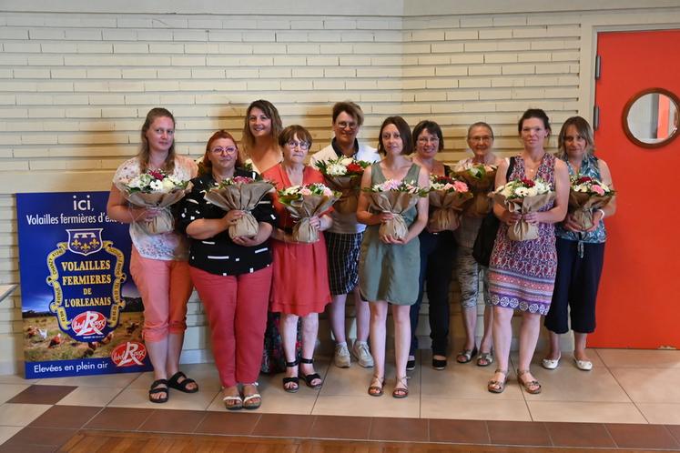 Vendredi 29 mai, à Ouzouer-le-Marché. Les éleveuses ont reçu un bouquet de fleurs lors de l'assemblée générale de la Cafo, afin de les remercier pour leur engagement au sein de la filière.