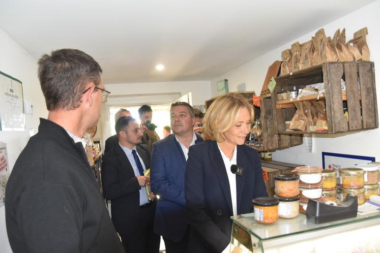 Samedi 6 juin, à Videlles (Essonne). Amatrice de produits locaux, la présidente de Région en a profité pour faire quelques achats dans une boutique à la ferme.