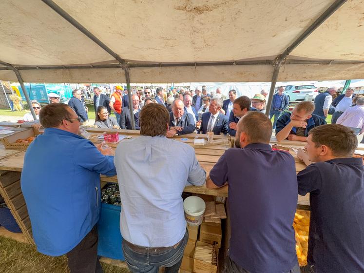 Arrêt au stand des officiels à la buvette tenue par les adhérents Jeunes agriculteurs du canton de Châteaudun.