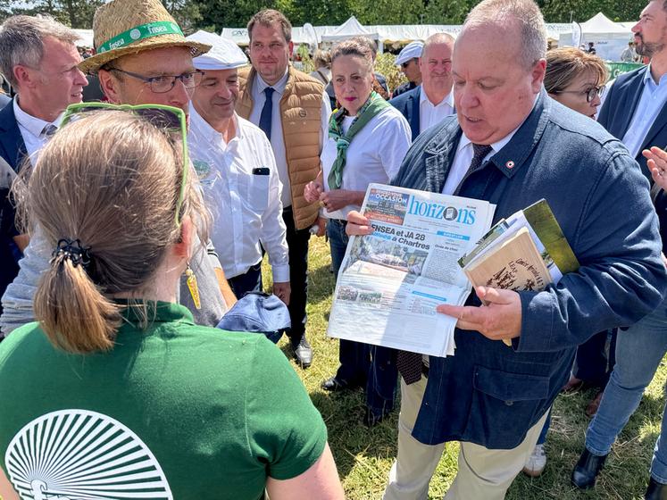 Sur le stand de la FNSEA d'Eure-et-Loir, le sénateur Daniel Guéret s'est vu remettre une édition de notre journal.