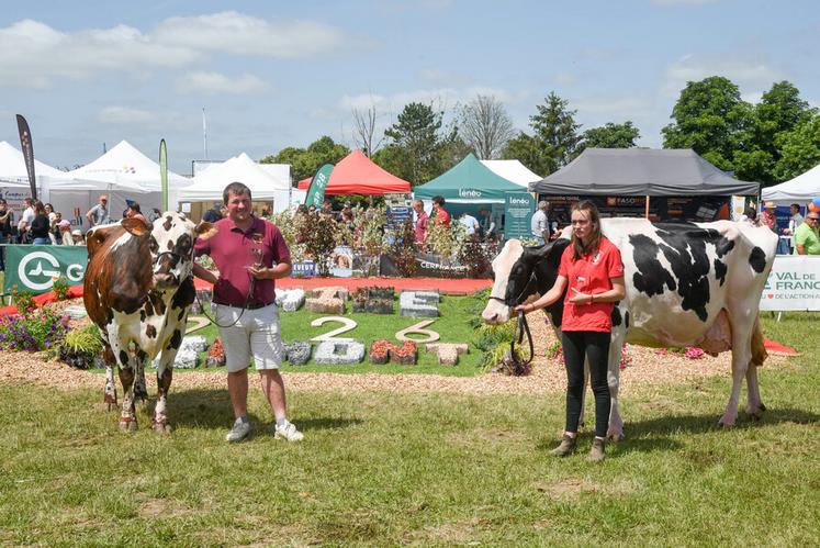 Les concours ont livré leur verdict. Les présentateurs ont été intervertis, mais c'est bien Nébuleuse du Gaec de l'Épinay (à d.) qui remporte le titre de grande championne et Saturne de l'EARL Guéret (à g.), celui de championne de la race normande.