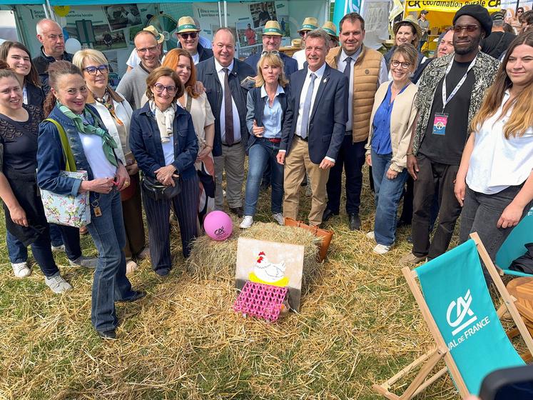 Les officiels posent sur le stand du Crédit agricole.
