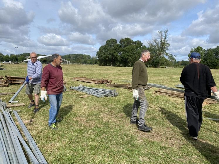Mardi 9 juin, à Tréhet. Les bénévoles étaient sur le pont dès 8 h 30 pour commencer les préparatifs du comice agricole.