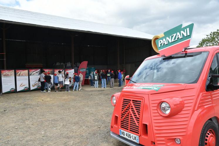 Vendredi 5 juin, à Trinay. Sur l’exploitation de Cédric Pécheux, Panzani et Axéréal ont présenté le renouvellement de leur partenariat autour du blé dur français et de l’agriculture régénérative.