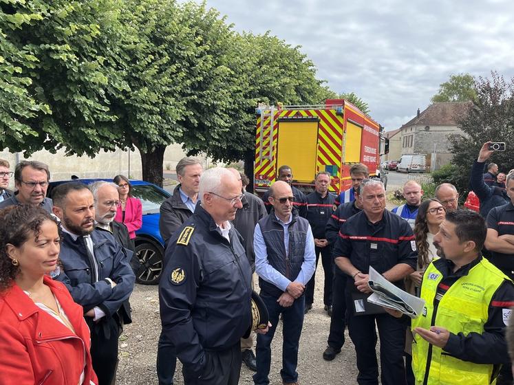 L'exercice de simulation est détaillé au préfet en présence du maire, Jean-Louis Douine.