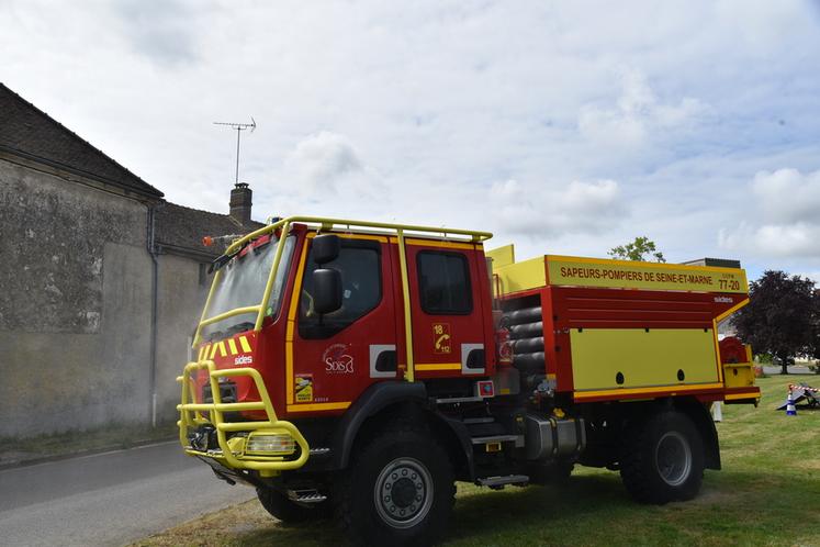 Ce camion forestier moyen dispose de 3 500 litres d'eau, dont 400 destinés à l'autoprotection du véhicule.