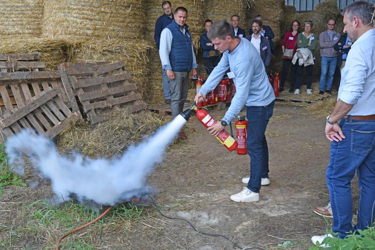 Jeudi 4 juin, à Traînou. Les participants ont pu manipuler différents extincteurs et apprendre à choisir le matériel adapté selon la nature du feu.