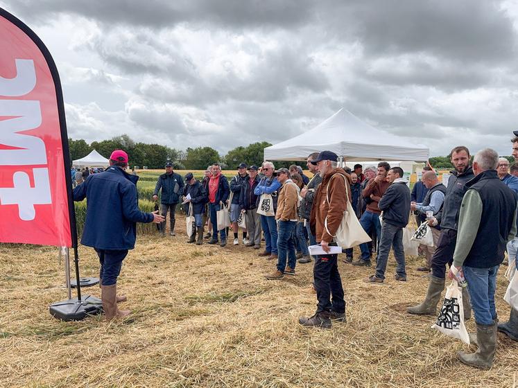 Jeudi 4 juin, à Ver-lès-Chartres. Les nouvelles solutions de désherbage présentées lors de cet Agricampus ont intéressé les adhérents de la Scael mais elles ne seront pas efficaces à 100 %.