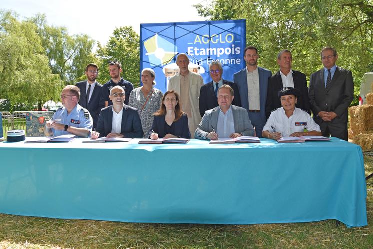 Samedi 13 juin, à Étampes (Essonne). La préfecture, le parquet du tribunal judiciaire d’Évry, les forces de sécurité intérieure et la chambre d’Agriculture d'Île-de-France ont signé une convention de partenariat lors de la Foire de l'Essonne verte.