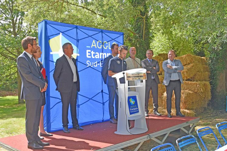Samedi 13 juin, à Étampes (Essonne). À l'instar de Guillaume Houdy pour les JA, plusieurs personnes, notamment des élus locaux, se sont succédé au pupitre lors de l'inauguration.