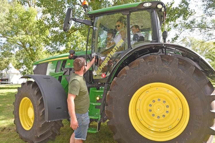 Durant les deux journées de la Foire, 755 tours de tracteur ont été effectués par les JA de l'Essonne. « C'est plutôt rigolo d'avoir des enfants dans la cabine, ça permet de maintenir le contact avec la population, de leur faire découvrir notre outil de travail. Pour eux, c'est souvent un environnement nouveau avec des boutons et des écrans partout. Quand ils sont assez grands, on essaie de les faire conduire », témoigne Pierre-Yves Greffin, adhérent du syndicat.