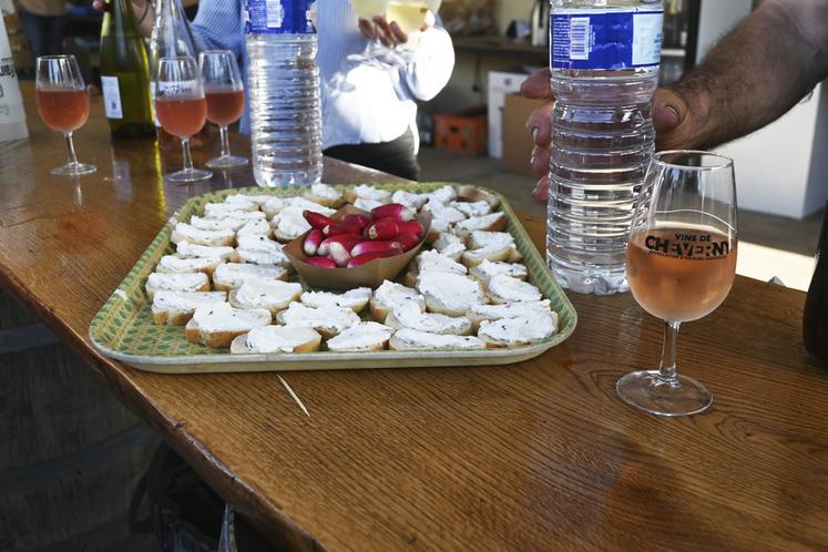 À la suite de l'inauguration, les présents ont pu profiter d'un moment de convivialité avec des produits locaux préparés par les producteurs solognots du Resto des paysans.