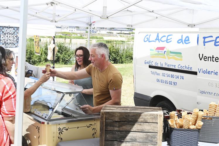 Les glaces maison fabriquées à la ferme du Gaec de la Pierre Cochée ont eu un immense succès.