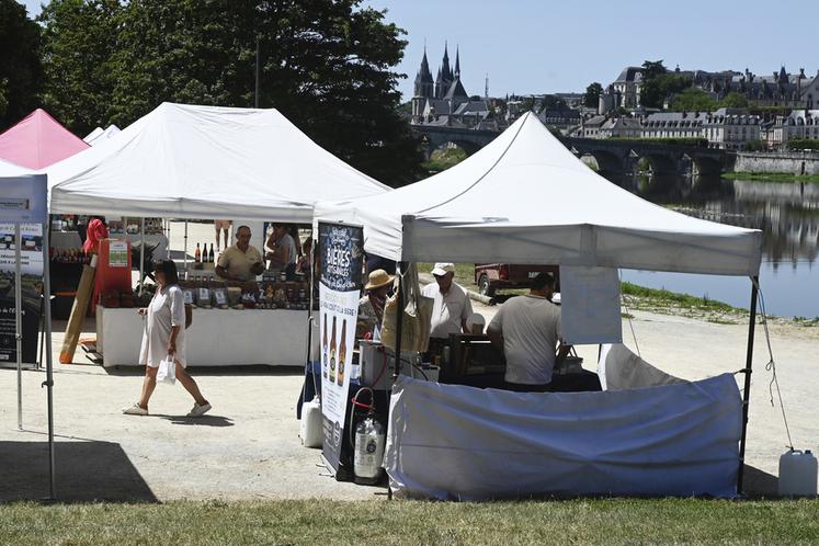 Dimanche 14 juin, à Blois. Le marché de printemps du réseau Bienvenue à la ferme s'est déroulé sous un soleil estival avec une vue imprenable sur la Loire et la ville. 