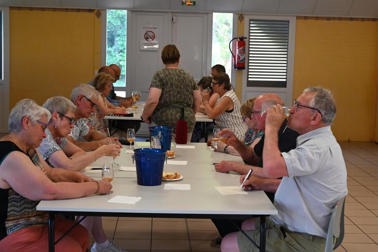 Mercredi 27 mai, à Droué. Le concours de cidre organisé par la SDA 41, à travers sa douzaine de membres du jury, a départagé près d'une dizaine d'échantillons de sept producteurs différents.
