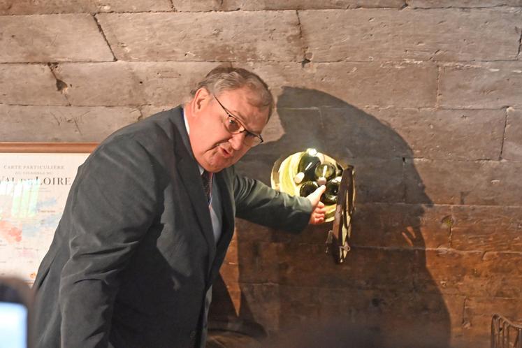 Lundi 8 juin, à Chenonceaux. Au sein de la cave des Dômes au château de Chenonceau, le parrain Christian Péchoutre, Meilleur ouvrier de France en sommellerie, a procédé au murage de l'appellation Touraine-Chenonceaux.