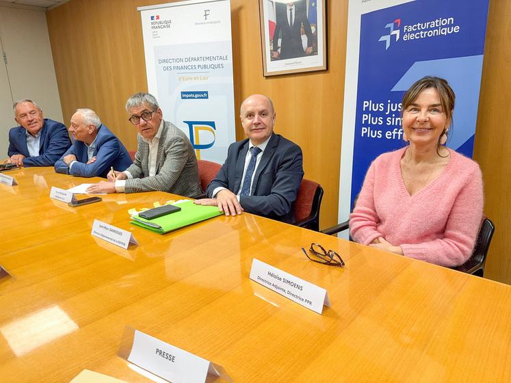 Mercredi 10 juin, à Chartres. Le directeur départemental des Finances publiques, Jean-Marc Garrigues (au c.), et les représentants des organisations professionnelles euréliennes rappellent l'échéance de septembre pour passer à la facturation électronique.
