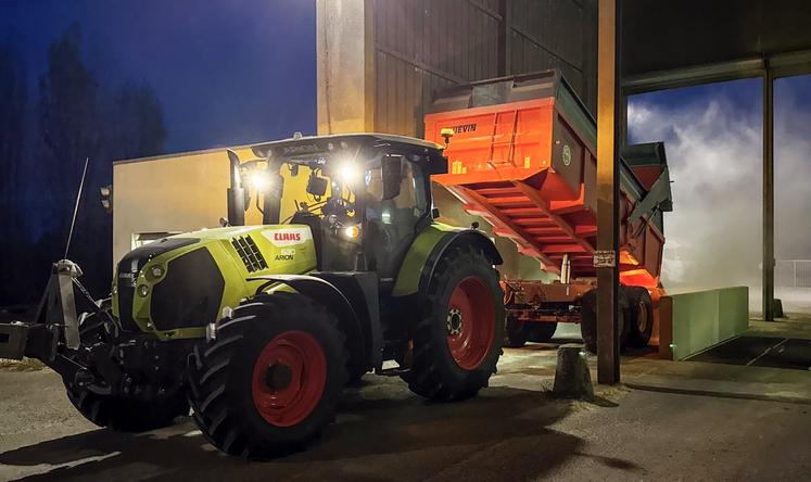 Fin juin, au silo de Gas (Eure-et-Loir). Les remorques vident leurs grains la nuit.