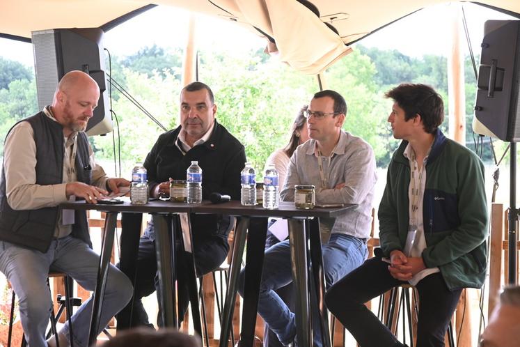 Jeudi 11 juin, à Montrichard-Val-de-Cher. Lors de l'anniversaire des 10 ans de la relance de la filière cornichon en France par Reitzel, une table ronde a eu lieu sur son site avec plusieurs intervenants.