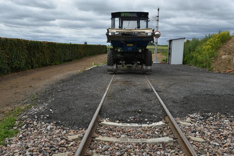 Une voie de chemin de fer pour tester le matériel à rouler sur les rails.