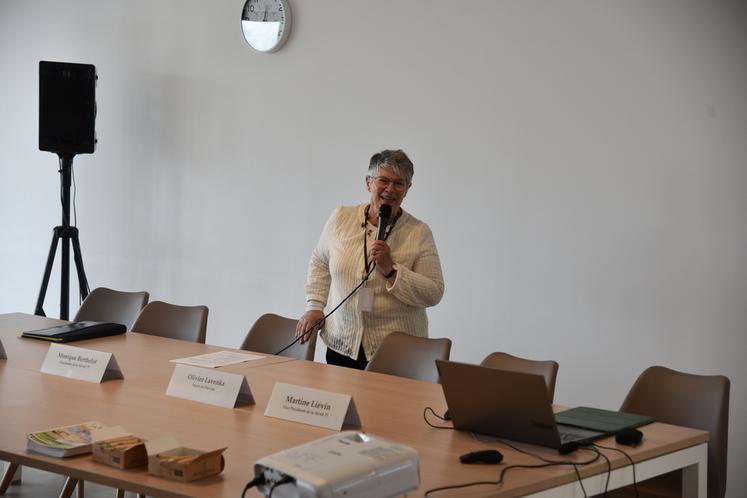 Monique Berthelot, présidente de la SDAE 77, accueille les participants.