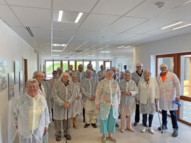 Provins, mardi 9 juin. Les anciens exploitants ont visité par groupe les installations d'Approv'halles, première unité nationale transformant volailles, fruits et légumes à destination des collèges seine-et-marnais et de lycées de l'académie de Créteil.