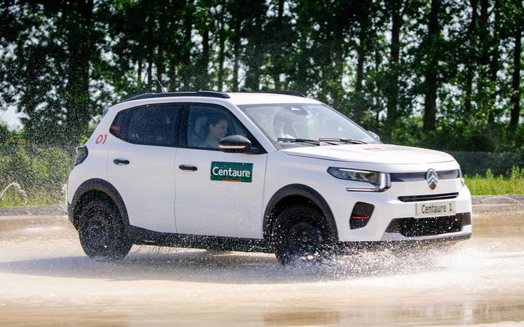 Réau, vendredi 29 mai. Test de conduite en situation d'aquaplaning.