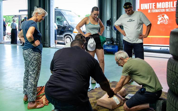 Atelier pratique sur l'utilisation d'un défibrilateur.