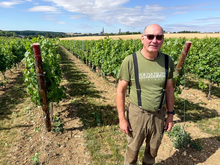 Bertrand Le Bris a planté sa vigne en 2023. Au loin se découpe la silhouette de l'Épaule, surnom des ruines d'une tour du XIe siècle qui domine Gallardon et qui donne son nom au domaine.