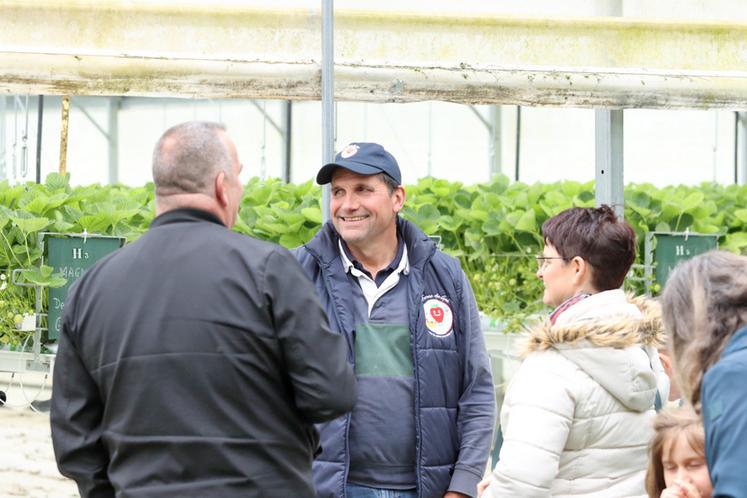 A la ferme du Gué à Congis-sur-Thérouanne (Seine-et-Marne), Blandine et Hervé (au centre) Duchesne proposaient des visites guidées des serres.