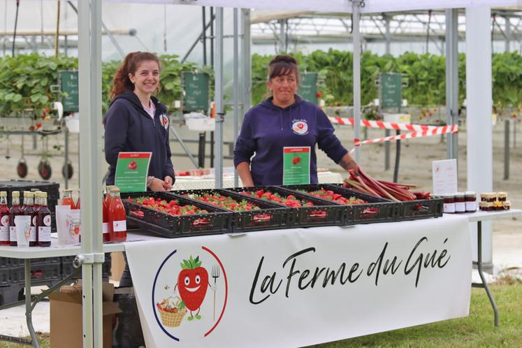 Les fraises de la ferme du Gué et les produits dérivés étaient proposés à la dégustation et à la vente à l'issue de la visite. 